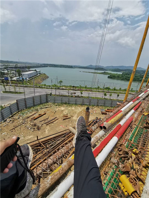 石屏县作业中发生设备损坏或人员意外，责任怎么划分？