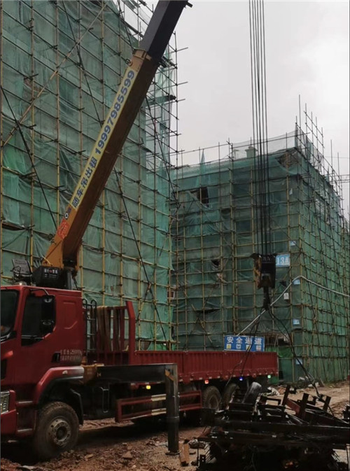 石屏县“慢工细活”—— 吊车的 “微动控制” 技术